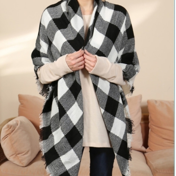 Checker White / Black Blanket Scarf - Picture 2 of 4